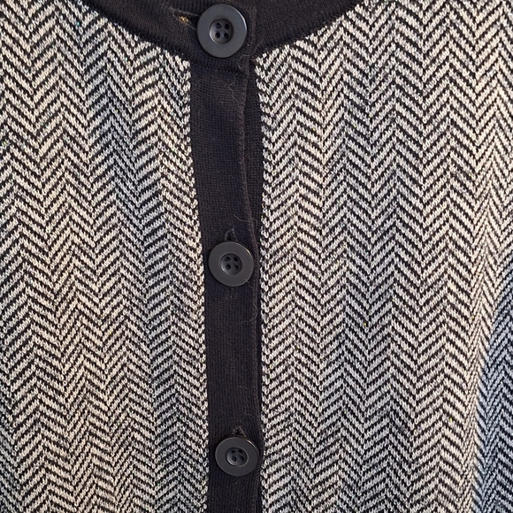 Nouveaux Women's Sweater SzM Knit Gray/Blk Contrast 3Button Closure Nice Look - Picture 4 of 7
